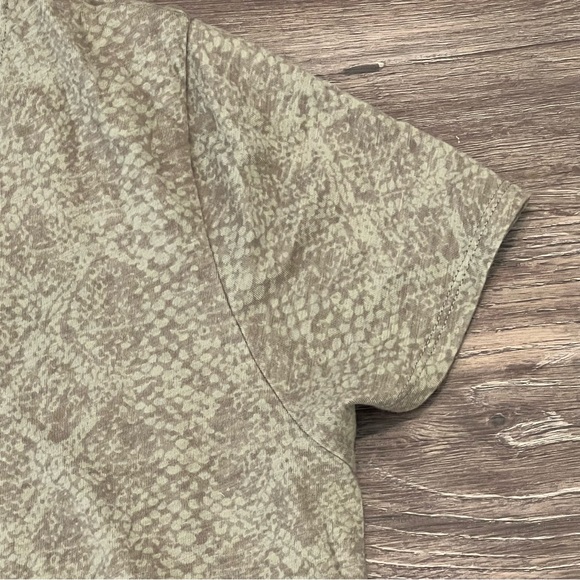 Athleta Women’s Green Snake Print Short Sleeve Medium Shirt - Picture 4 of 5